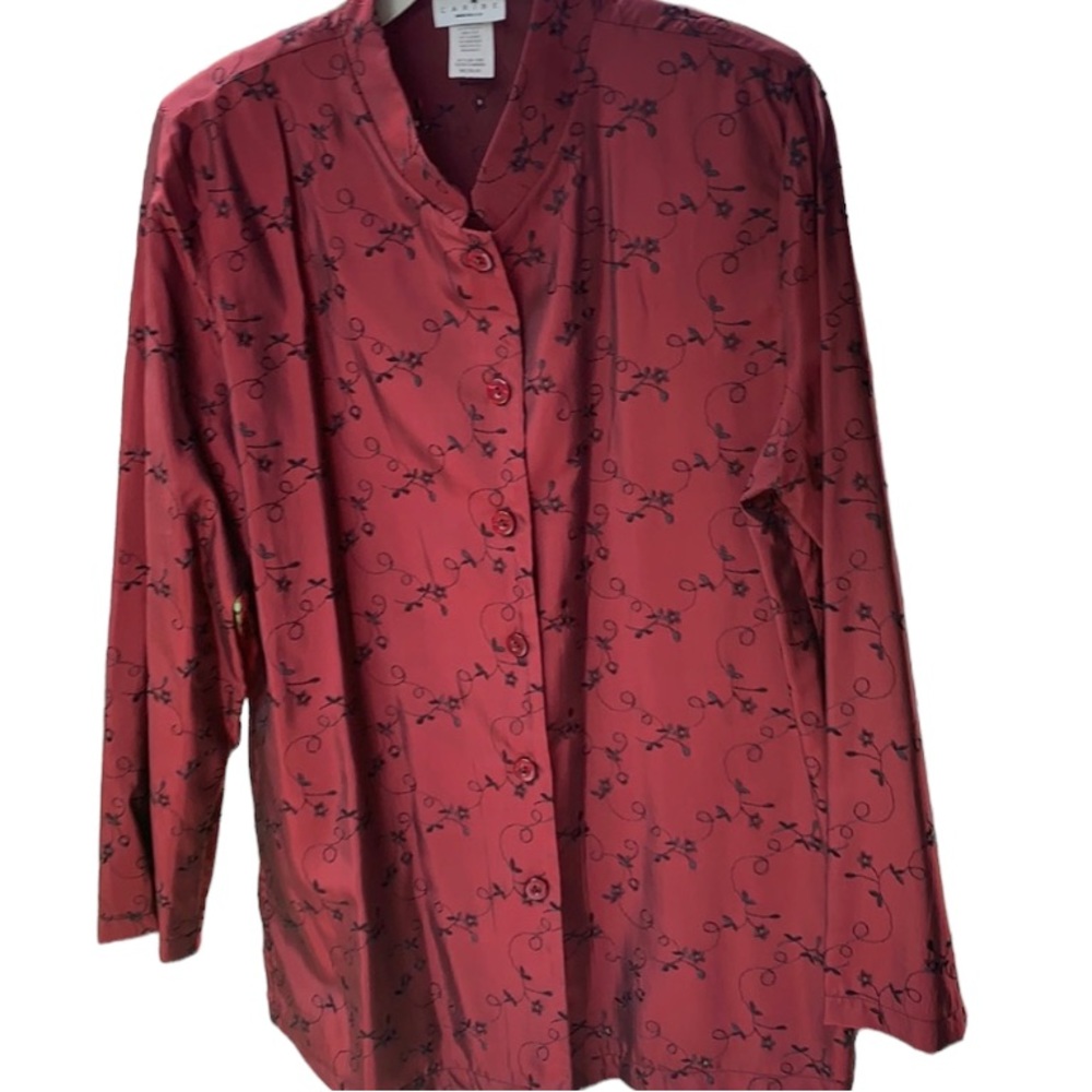 3/10 Gorgeous vintage caribe blouse
